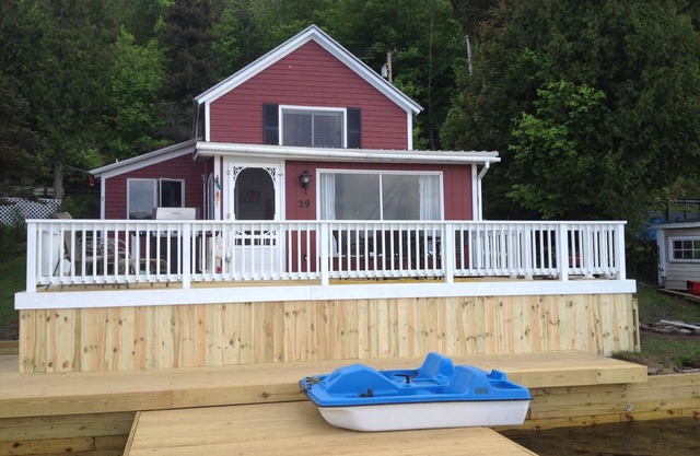 Beautiful Lakefront Cottage