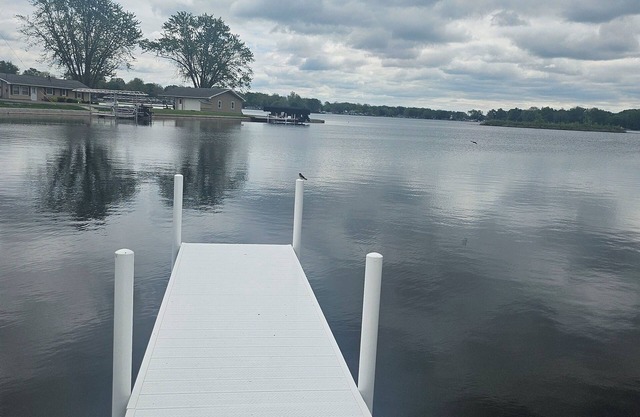 Beautiful Lakefront home, pets welcome, fully fenced, dock, kayaks, fishing!