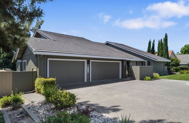 Beautiful Lakefront Property with Stunning views and Large floorplan