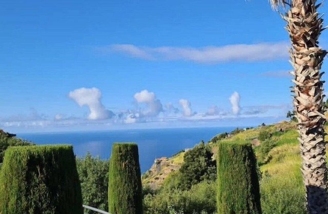 Beautiful large detached property heated pool close to the village of Calheta