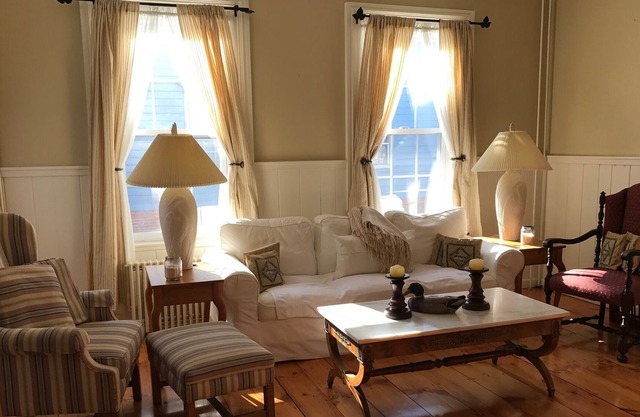 Beautiful Large Ground Floor/ Garden Updated 3 bed/1.5 baths 8 min to Schools