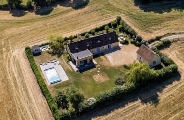 Beautiful longère du Perche for 9 pers. Magnificent countryside, pool and view!