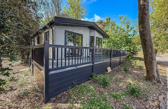 Beautiful lodge with decking at Azure Seas in Suffolk, sleeps 6 ref 32217OG