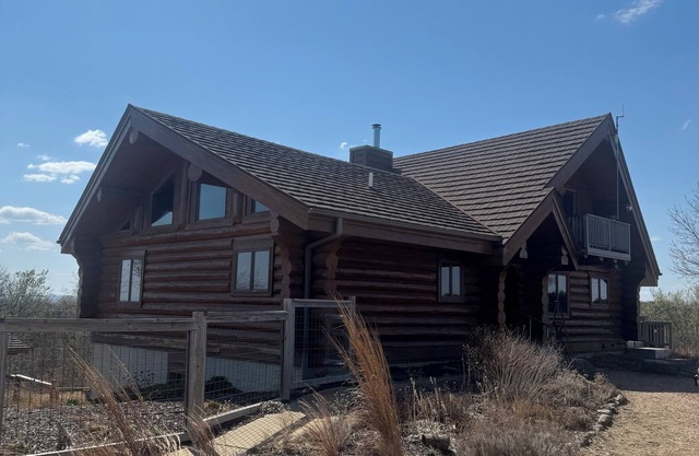 Beautiful log cabin, only 1.7 miles from lake dock by Lewis & Clark, Yankton SD