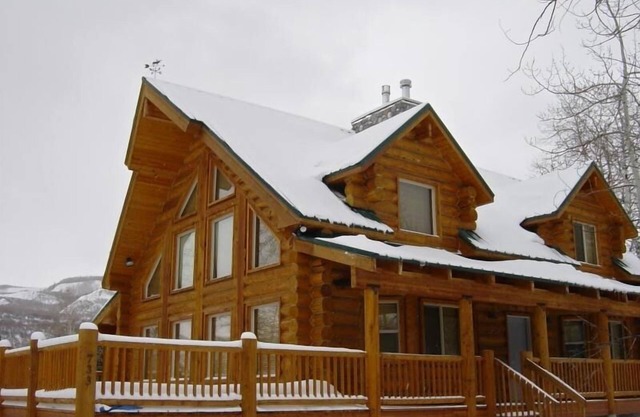 Beautiful Log Cabin Retreat Nestled 45 Minutes from Park City