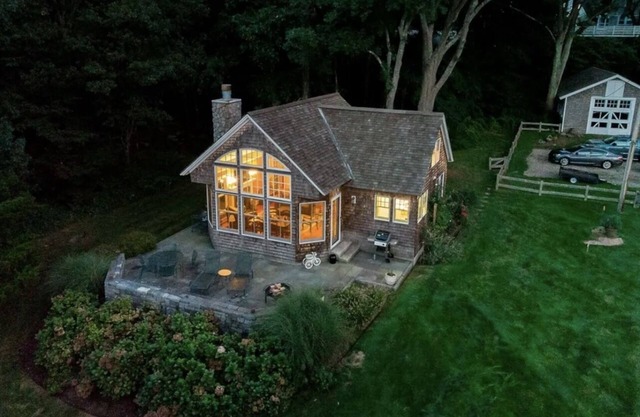 Beautiful Long Island Sound Direct Waterfront Cottage, private beach.
