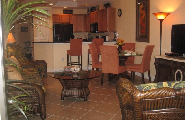 Beautiful/luxurious 2 Bedroom, 2 Bath Condo, Pool, Spa, close to Golf Courses.