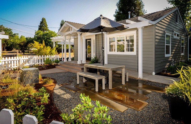 Beautiful Luxury Cottage. Walk To It All!