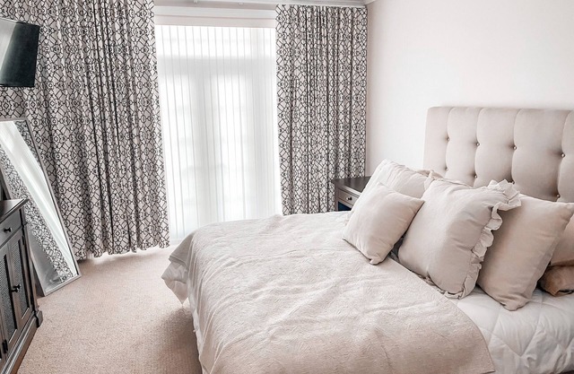 Beautiful luxury family condo on the lake! Mins from Downtown!