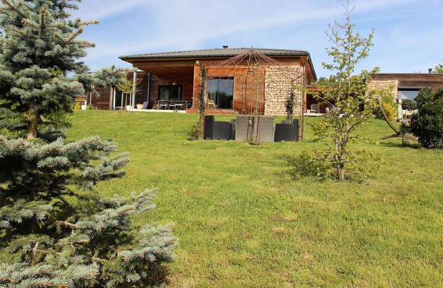 beautiful modern wooden frame house, on one level, quiet