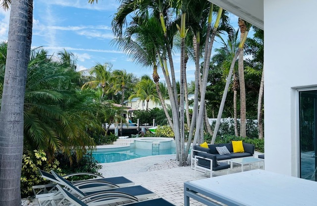 Beautiful Mid-Century Modern SFR on the water , 10 minutes from Las Olas Blvd