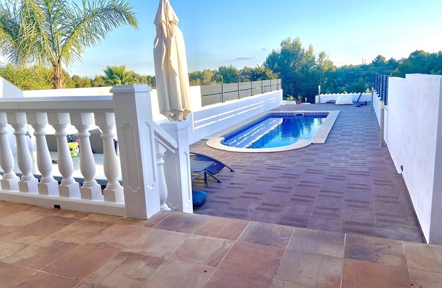 Beautiful Modern 4-bed PRIVATE POOL 10mins to Beach. Great panoramic views. n