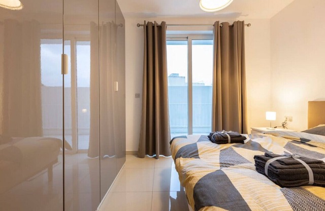 Beautiful Modern Central 2BR Apt