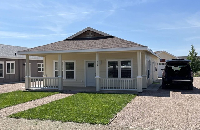 Beautiful Modern Lake House Along Lake Oahe.