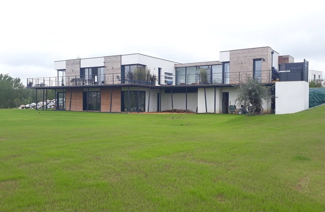 Beautiful modern villa with direct lake access. Terraces, pool and spa.