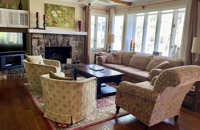 Beautiful mountain getaway close to it all!
