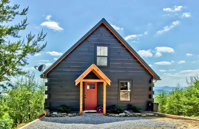 Beautiful mountain top cabin with the best 180º view in Tellico Plains!