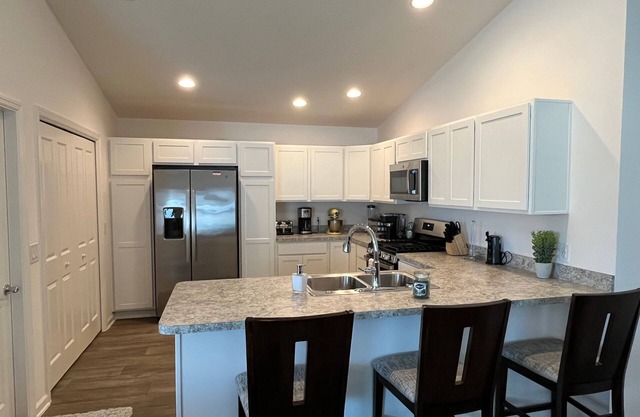 Beautiful New 2/2 Pet-Friendly Villa w/Golf Cart, BBQ, & WiFi!