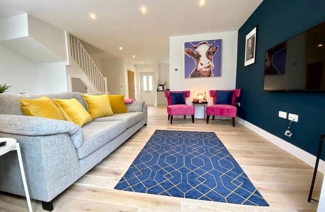 Beautiful NEW 3 bedroom house - garden & parking