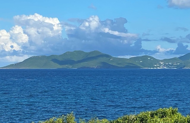 Beautiful Oceanfront Villa with Pool - Views of St. Marten