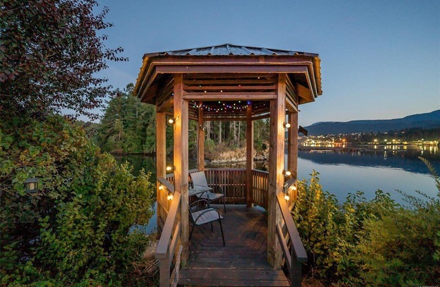 Beautiful oceanside "suite" with hot tub