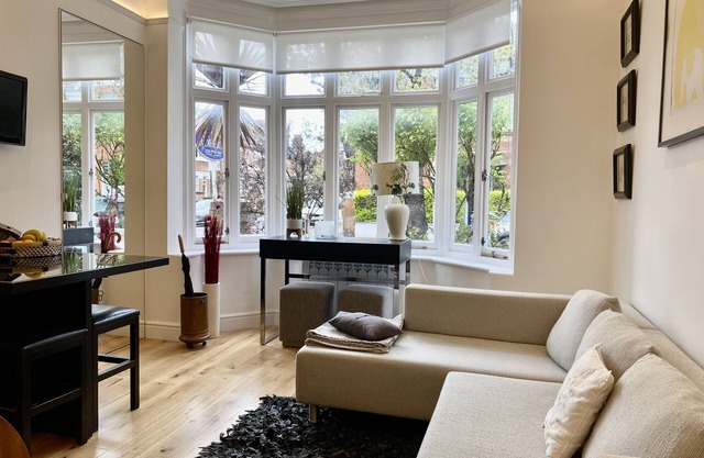 Beautiful One bedroom contemporary Interior Designed Flat just off Kew Green