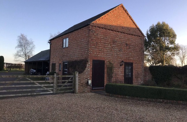 Beautiful one bedroom cottage near Kimbolton and Cambridge with stunning views