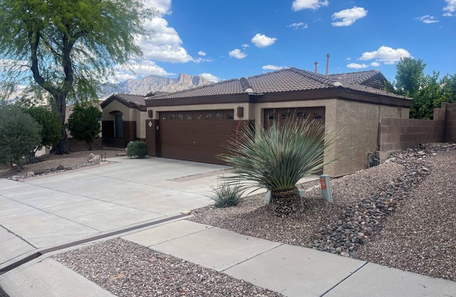 Beautiful Oro Valley home. Pet friendly. Close to golf, trails, & more!