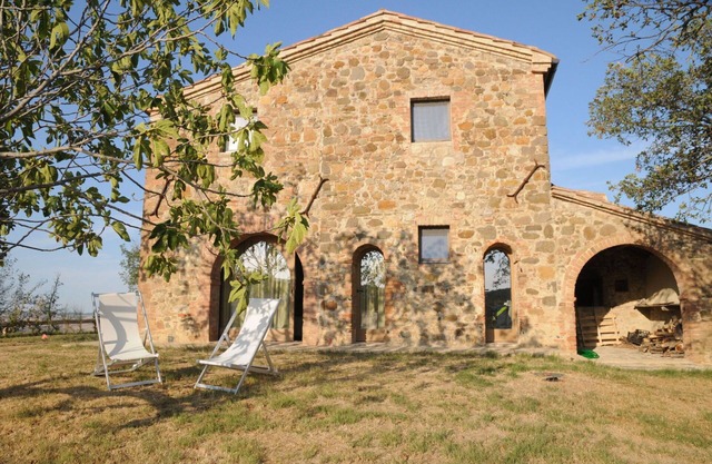 Beautiful private villa with A/C, private pool, WIFI, panoramic view, parking, close to Montalcino