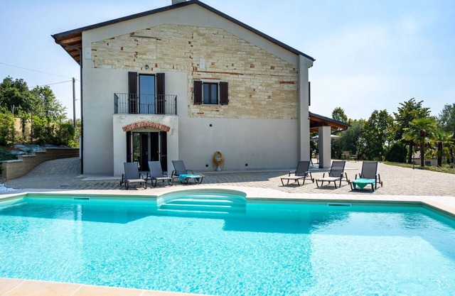 Beautiful private villa for 14 guests with private pool, A/C, WIFI, TV, terrace and parking