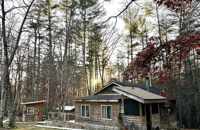 Beautiful & peaceful cabin w deck, garden, firepit & walking trails.