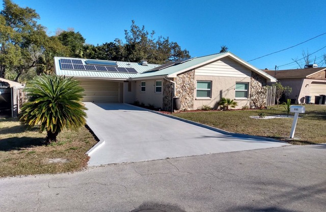 Beautiful Pool Home located just 5 minutes from Hudson Beach!