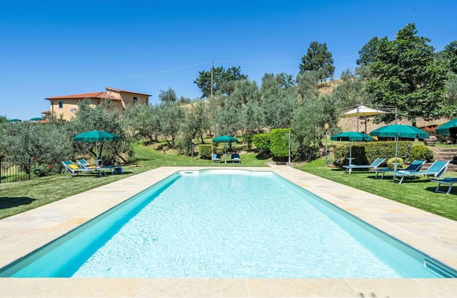 Beautiful private villa for 14 guests with WIFI, private pool, balcony and pets allowed
