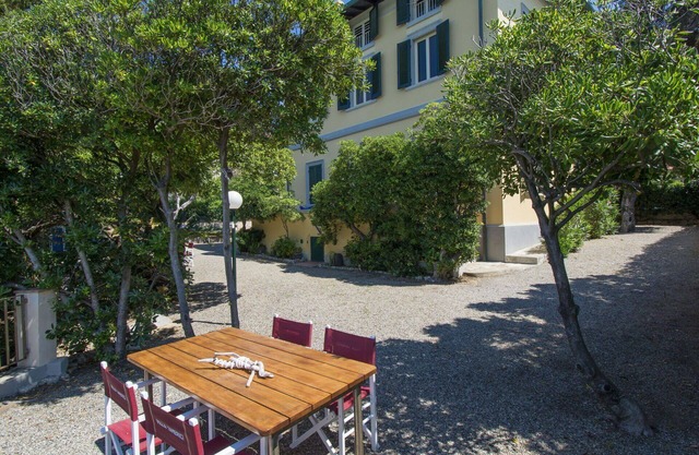 Beautiful private villa for 9 guests with WIFI, TV, patio, pets allowed and parking