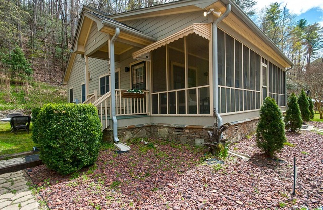Beautiful private cottage on Eastatoee River