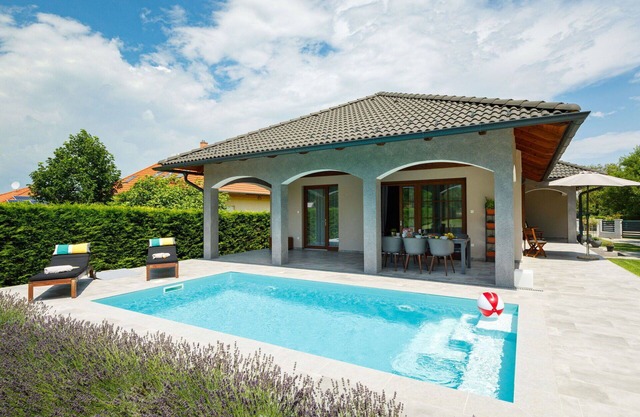 Beautiful private villa for 6 guests with private pool, WIFI, TV, terrace and parking