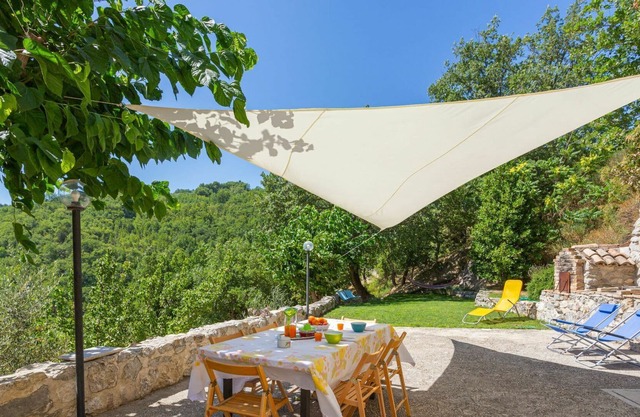 Beautiful private villa for 6 people with WIFI, A/C, TV, terrace, pets allowed and parking