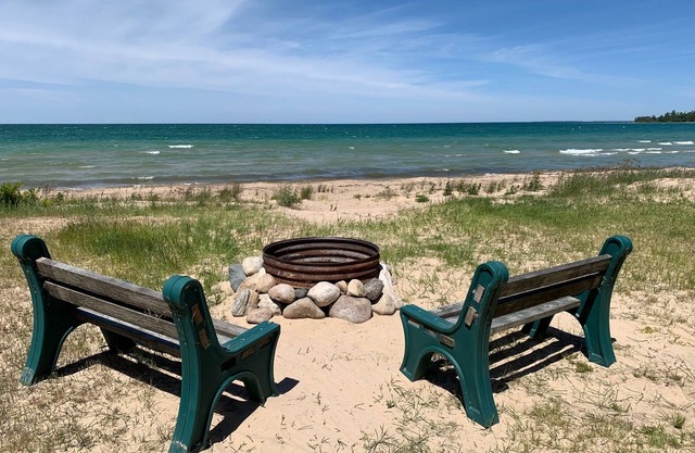 Beautiful Private Sandy Lake Michigan Beach Cottage -WiFi