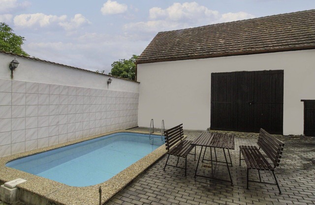 Beautiful private villa for 8 guests with private pool, TV, pets allowed and parking