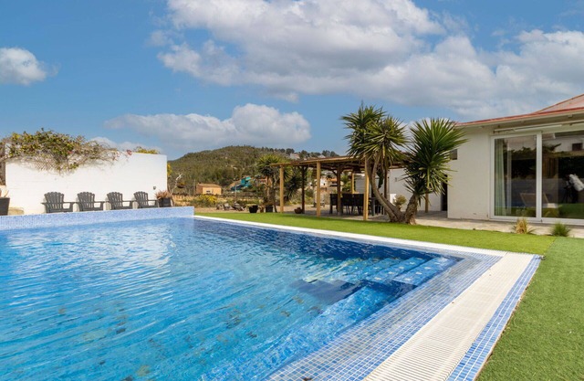 Beautiful private villa for 10 people with private pool, WIFI, TV, patio, pets allowed and parking