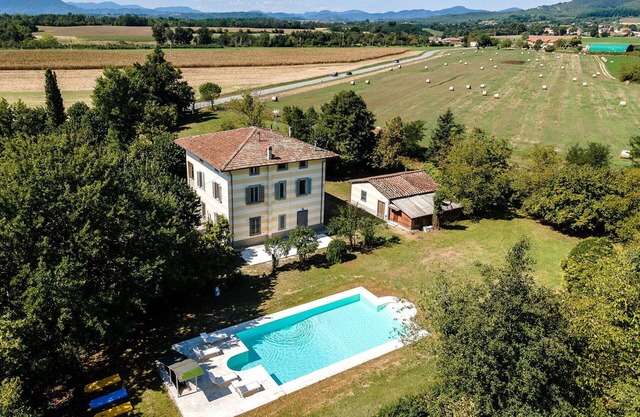 Beautiful private villa for 16 guests with private pool, WIFI, TV, patio and pets allowed