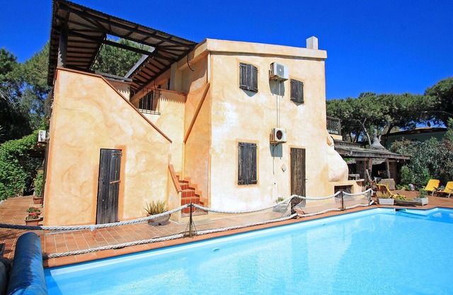 Beautiful private villa with private pool, WIFI, A/C, TV, patio, pets allowed and parking