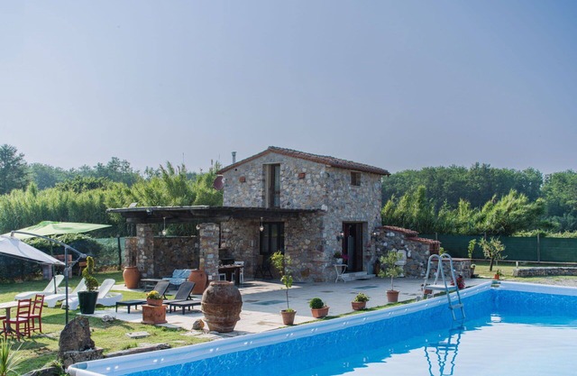 Beautiful private villa with WIFI, hot tub, A/C, private pool, TV, terrace, pets allowed and par.