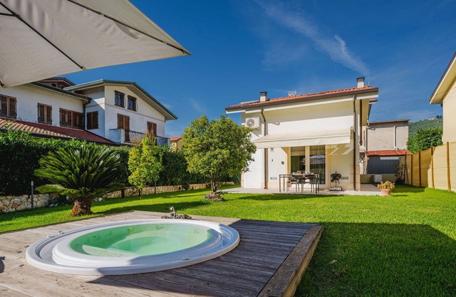 Beautiful private villa for 4 people with WIFI, A/C, hot tub and parking