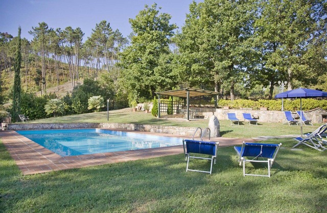 Beautiful private villa with A/C, WIFI, private pool, TV, patio and parking, close to Lucca