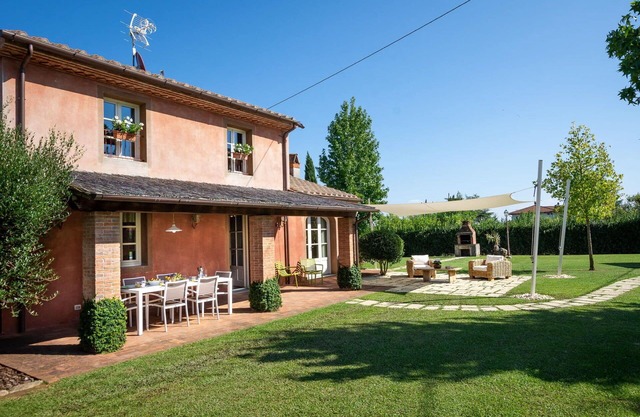 Beautiful private villa with private pool, A/C, WIFI, TV, veranda and parking, close to Lucca