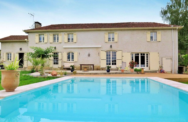 Beautiful private villa for 9 people with WIFI, private pool, A/C, TV, terrace and parking
