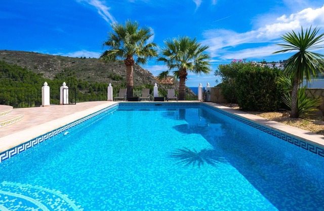 Beautiful private villa for 10 guests with A/C, private pool, WIFI, TV, patio and parking