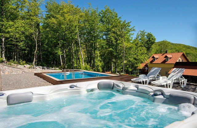 Beautiful private villa for 6 people with A/C, private pool, WIFI, hot tub, TV, terrace and park.