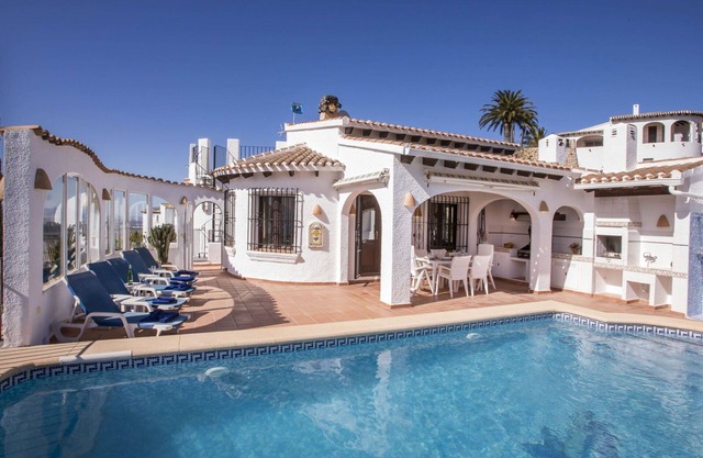 Beautiful private villa for 8 guests with private pool, WIFI, A/C, TV, patio and parking